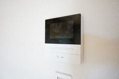 防犯性、セキュリティ対策に安心できるテレビモニター付きインターフォンです。セールスマン対策にもなり安心できます。