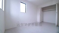 住む人のこだわりを活かす洋室。日当たりがよく、寝室としての利用もおすすめ。広めのクローゼットには荷物をすっきり片付けられ、ゆとりのある暮らしが出来ます＾＾