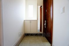 同仕様写真。たっぷり収納できるシューズボックスです。家族全員の靴がきれいに整頓できます。棚の上にお花や写真を飾っても良いですね。