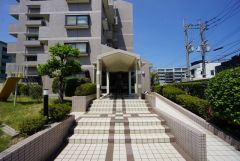 清掃の行き届いたきれいなエントランス入口。スロープ付きなのでベビーカーや車椅子でも安心です＾＾