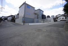 開放感ある角地。陽当たり風通し良好。落ち着いた住宅地内で快適な生活を実現してみませんか。