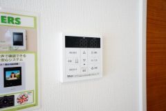 キッチン横からボタンひとつで操作が楽々。