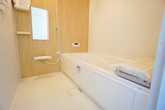 半身浴ができるベンチスペースがあり、節水にも効果を発揮します。1坪サイズなので、ゆったりとご入浴ができます。