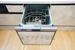 食事の後の手間を解消する食器洗い乾燥機付。冬場の洗い物で手荒れの悩みもなくなります。手洗いよりも節約できて便利。