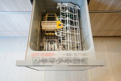 同仕様写真。食後の時間にゆとりを与えてくれる食器洗い乾燥機。操作ボタンも上面にあるので、腰をかがめずに操作が楽々。