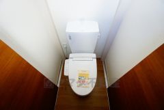 温水洗浄機付トイレです。節水機能もあるので、安心して使えますね。もちろん、1階2階の2ヶ所にトイレがあるので、忙しい朝にもゆとりができますね。