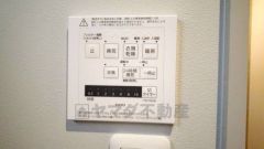 入浴後の水滴や湿気を排出し、カビの発生や臭いを抑制する暖房換気乾燥機付き。雨の日の洗濯物にも効果的です。