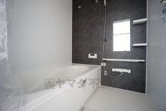 1日の疲れを癒すくつろぎのバスルーム。足を伸ばしてもゆったりと入れるサイズです。お子様と一緒にお風呂に入っても狭くないですね^^