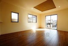 同仕様写真。大きな窓のあるリビングは、陽光あふれる明るい空間です。居心地良く、ご家族皆がゆったり寛げる憩いの空間となりそうです。