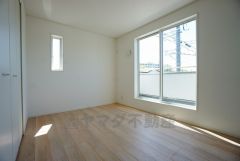 同仕様写真。2面採光を確保した明るい室内は、風通しも良く、大変居心地の良い空間となっております。爽やかな風を感じて起きる朝は、快適生活の始まりに。