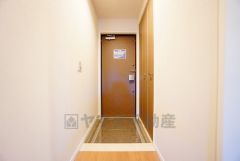 落ち着いた色合いでまとめられた玄関は、住まいの第一印象を上質に演出。大容量のシューズ収納を備え、すっきりとした空間を保てます。毎日の出入りを快適にする、機能性と美しさを兼ね備えた迎えの空間です。