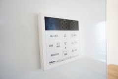 キッチン横からボタンひとつで操作が楽々。