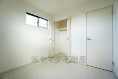 住む人のこだわりを活かす洋室。日当たりがよく、寝室としての利用もおすすめ。広めのクローゼットには荷物をすっきり片付けられ、ゆとりのある暮らしが出来ます＾＾