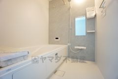 1日の疲れを癒すくつろぎのバスルーム。足を伸ばしてもゆったりと入れるサイズです。お子様と一緒にお風呂に入っても狭くないですね^^