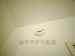 火災発生をいち早く知らせてくれる火災報知器は標準装備です。