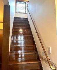 小さなお子様やご高齢の方でも安心できる、手すり付き階段。段差も低めで設定されており、安全性にも優れています。