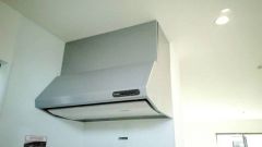 お手入れが簡単なスリム型レンジフードです。調理により発生する油煙や臭いを吸い込み、屋外へ排気してくれます。