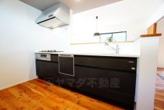 対面式カウンターキッチンからはお子様の様子が見守れます。ダイニングへの配膳や調理の時便利なカウンター付き。