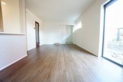 大きな窓のあるリビングは、陽光あふれる明るい空間です。居心地良く、ご家族皆がゆったり寛げる憩いの空間となりそうです。