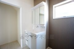 三面鏡つき洗面台。鏡裏にたっぷりとした収納スペースがあります。鏡を閉めてしまえば小物は見えないため、スッキリとした印象の洗面台にできます。