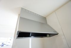 コンロ上には換気扇完備＾＾すぐ横に小窓が設けられているので、換気扇と合わせてWで換気できます＾＾