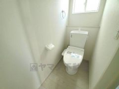 温水洗浄機付トイレです。節水機能もあるので、安心して使えますね。もちろん、1階2階の2ヶ所にトイレがあるので、忙しい朝にもゆとりができますね。