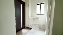 たっぷり収納できるシューズボックスです。家族全員の靴がきれいに整頓できます。棚の上にお花や写真を飾っても良いですね。