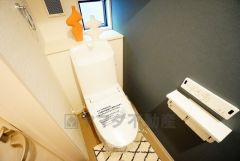 温水洗浄機付トイレです。節水機能もあるので、安心して使えますね。もちろん、1階2階の2ヶ所にトイレがあるので、忙しい朝にもゆとりができますね。