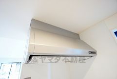 調理により発生する油煙や臭いを吸い込み、屋外へ排気してくれます。