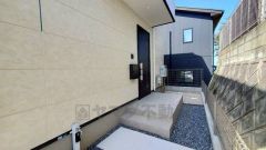 家の顔となる玄関扉がかっこいいと、たくさんの人を招き入れたくなりますね＾＾奥まって設置されており、雨にも濡れにくくなっています。