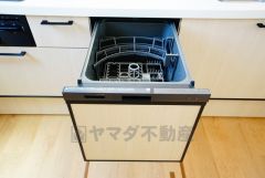食事の後の手間を解消する食器洗い乾燥機付。冬場の洗い物で手荒れの悩みもなくなります。手洗いよりも節約できて便利。