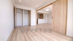 木目調のシンプルデザインで落ち着きと安らぎの空間に仕上げています。各部屋に収納が完備されているので、お荷物が増えても安心の設計です。