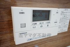 同仕様写真。湯量・湯温の設定、そして保温までワンタッチのフルオートバス。便利な追い炊き機能付きです。