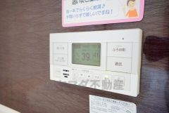 湯量・湯温の設定、そして保温までワンタッチのフルオートバス。便利な追い炊き機能付きです。