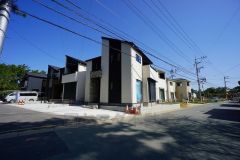 広々した前面道路は、交通量も少なく小さなお子様も安心。