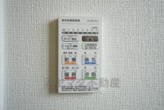 雨の日の洗濯も安心できる浴室暖房乾燥機付き浴室。リモコンで操作もボタン1つで簡単。