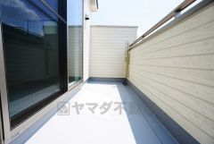 同仕様写真。陽当たりの良いバルコニーです。お洗濯やお布団干しはもちろん、日光浴スペースにも。足元は防水工事施工済です。