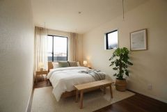 家具はイメージです。主寝室としてお使いいただけそうなこちらのお部屋は、日当たりが良く、爽やかな風を感じて起きる朝は、快適生活の始まりに。