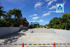 現地（2026年8月6日）撮影。閑静な住宅地＾＾広々LDK18帖＾＾ウォークインクローゼット完備＾＾カースペース2台分確保＾＾