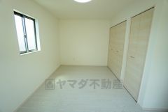 同仕様写真。住む人のこだわりを活かす洋室。日当たりがよく、寝室としての利用もおすすめ。広めのクローゼットには荷物をすっきり片付けられ、ゆとりのある暮らしが出来ます＾＾