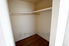 洋室にはハンガーパイプ付きのウォークインクローゼットが設けられています。たっぷり収納できるので衣替えの心配もいりませんね＾＾