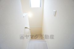 小さなお子様やご高齢の方でも安心できる、手すり付き階段。段差も低めで設定されており、安全性にも優れています。