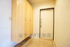 大容量のシューズボックスは家族全員の増えがちな靴や物をすっきり収納できます。急な来客でも、いつも整頓された玄関でお出迎えができます。