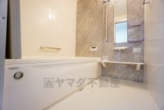 1日の疲れを癒すくつろぎのバスルーム。足を伸ばしてもゆったりと入れるサイズです。お子様と一緒にお風呂に入っても狭くないですね^^