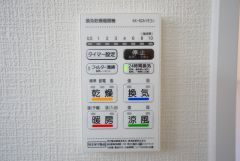 同仕様写真。浴室暖房乾燥機付き。天候に左右されず、いつでも好きなときに洗濯物を干せるので、仕事や家事で忙しい方に重宝します。