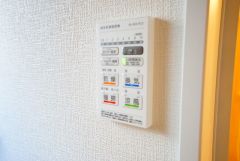 雨の日の洗濯も安心できる浴室暖房乾燥機付き浴室。リモコンで操作もボタン1つで簡単。