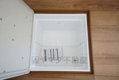 同仕様写真。キッチンにある床下収納は、居住スペースを減らさずに買い置きの調味料や非常食などを保管することができます。