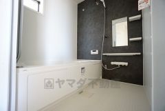 1日の疲れを癒すくつろぎのバスルーム。足を伸ばしてもゆったりと入れるサイズです。お子様と一緒にお風呂に入っても狭くないですね^^