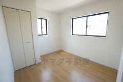 同仕様写真。住む人のこだわりを活かす洋室。日当たりがよく、寝室としての利用もおすすめ。広めのクローゼットには荷物をすっきり片付けられ、ゆとりのある暮らしが出来ます＾＾