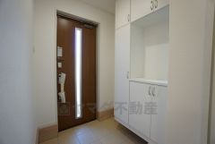 同仕様写真。ご家族の靴をスッキリと片付けられるシューズボックス付きの玄関です＾＾スッキリと片付いた玄関は気持ちがいいです。